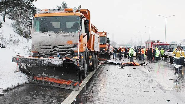 TEM Otoyolunda meydana gelen kazada, ikisi Beykozlu 3 Karayolu çalışanı