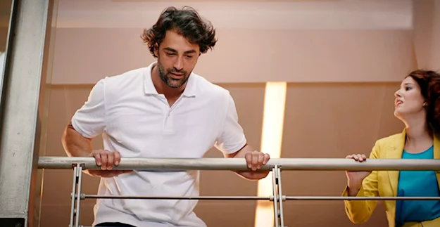 Başrollerini Pelin Akil ve Sarp Levendoğlu’nun paylaştığı ‘Ne Münasebet’ dizisinin