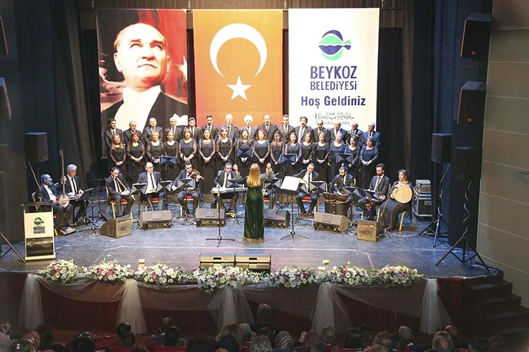 Şef Nevin Çalışkan yönetimindeki koronun tasavvuf eserleri ve ilahiler seslendirdiği