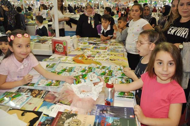 Beykozlu Minik Yazar Nisa Naz Kılıç, hem imza hem de