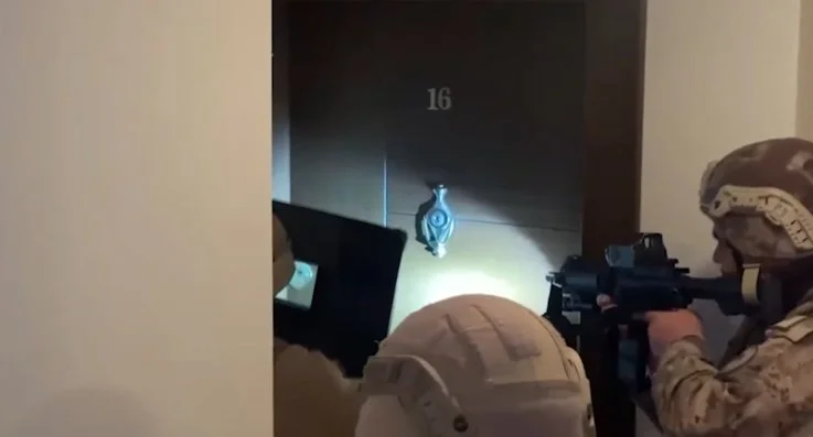 Emniyetin Beykoz'da düzenlediği şafak operasyonuyla torbacı olarak nitelendirilen uyuşturucu satıcıları