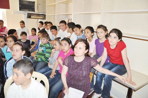 Kavacık Selahattin Karakaşlı İlköğretim Okulu öğrencileri üniversite hocalarından ders alıyor.