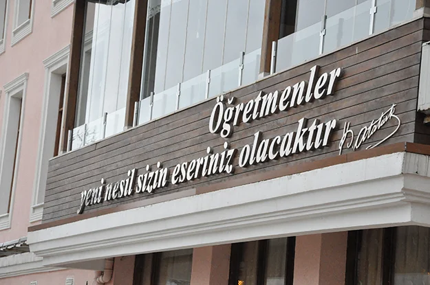 Öğretmenler Günü dolayısıyla düzenlenen kutlama programında ilk konuşmayı bir öğretmen