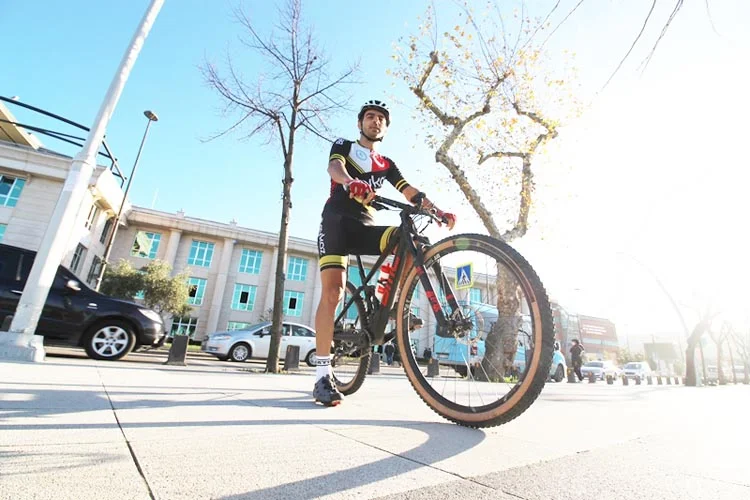 Beykoz Belediyesi sporcusu olan Türkiye Dağ Bisikleti Şampiyonu Oğuz Özçelik