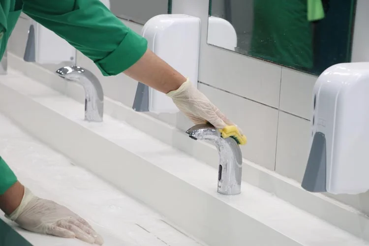 Beykoz Belediyesi’nin ilçedeki tüm okullarda verdiği tuvalet temizliği hizmetiyle eğitim