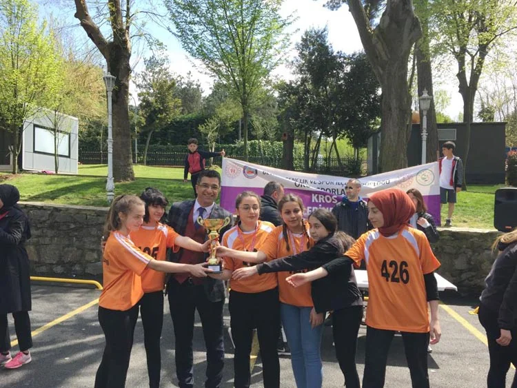 Beykoz İlçe Spor Müdürlüğü'nün okullara arası kros yarışları tamamlanarak, dereceye