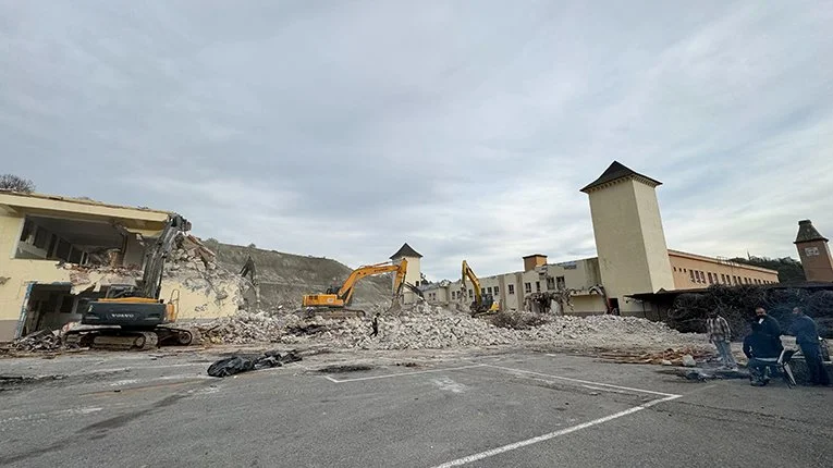 Beykoz’un okulları iş makineleri ile yıkılıyor 1 okul haber 4 K2i3evE3oM