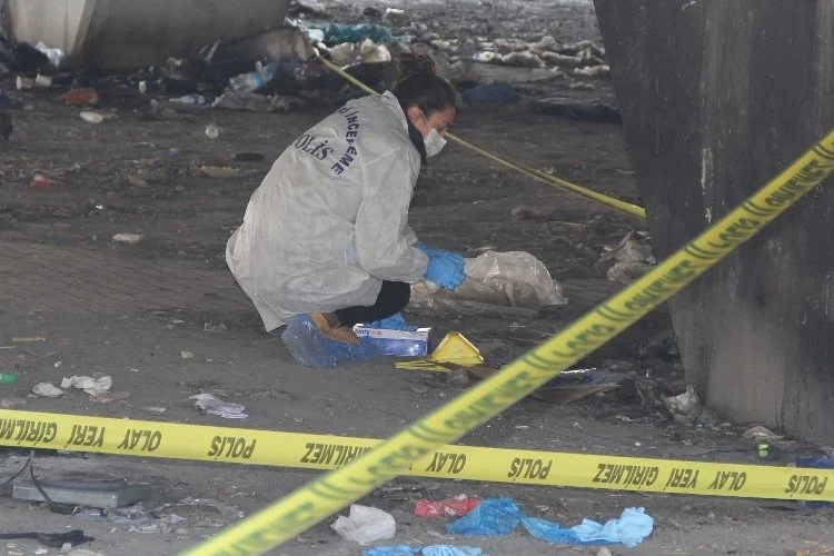 Beykoz Belediyesi'nin Rüzgarlıbahçe'deki atık ayrıştırma merkezinde 2'si el olmak üzere