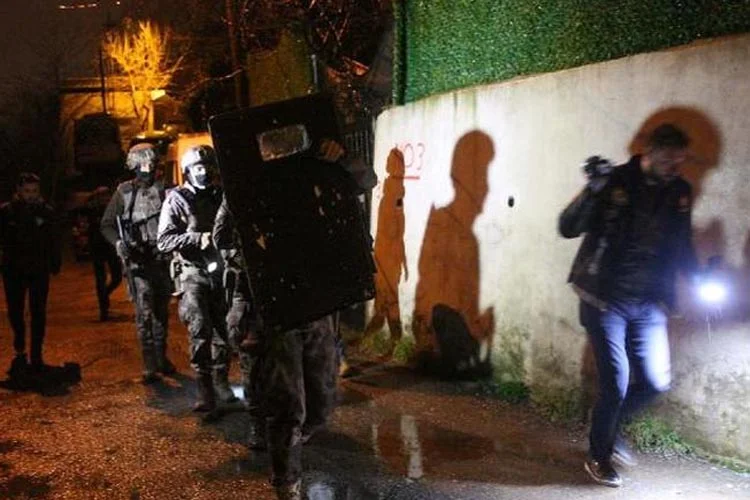 Sabah saatlerinde Beykoz Yenimahalle Deva Sokakta 3 katlı binaya ve