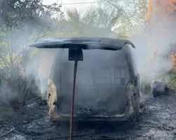 Beykoz Anadolu Hisarı mahallesinde park halindeki hafif ticari araç alevlere