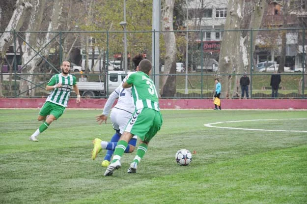 Örnekköyspor, 60 dakikasını 10 kişi oynadığı, bir ara 2-1 öne
