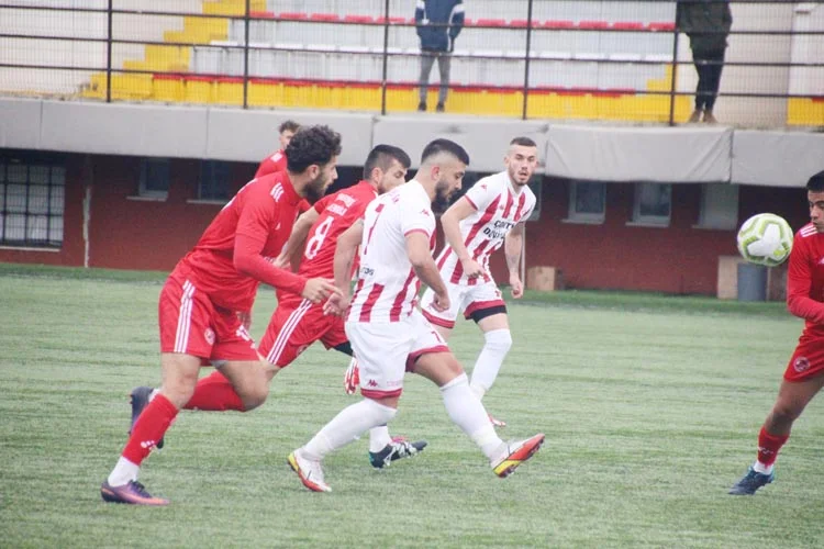 Müsabaka daha ilk dakikadan itibaren her iki takımın gerilimine sahne