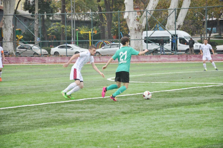 İstanbul Süper Amatör Lig 2.grup 8.hafta mücadelesinde Ortaçeşmespor sahasında Küçükçekmecespor'u