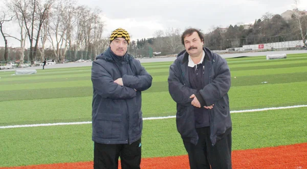 Yıllar yılı çamurlu, toprak sahada, sakatlanmamak için bildiği bütün duaları