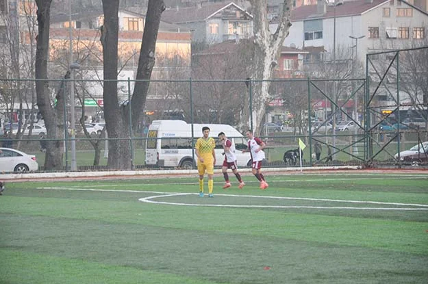 Ortaçeşmespor, sahasında ağırladığı Altınovaspor’u maçın başında 1-0 yenik duruma düşmesine