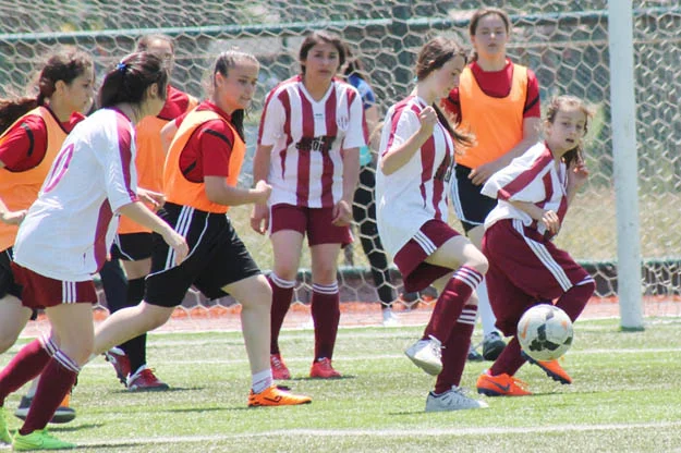Ortaçeşmespor Yıldız Takımı, Bayan Futbol Liglerinin güçlü ekiplerinden Ataşehir Belediyespor'un
