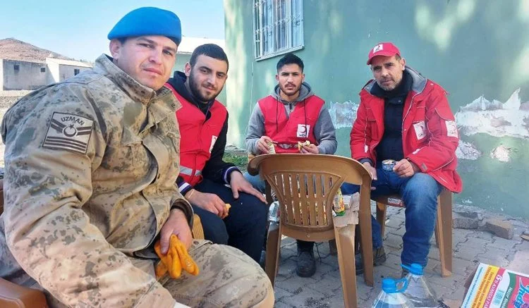 Beykoz Ortaçeşmespor futbolcularından Recep Tayyip Göktepe, Kahramanmaraş merkezli depremler sonrası