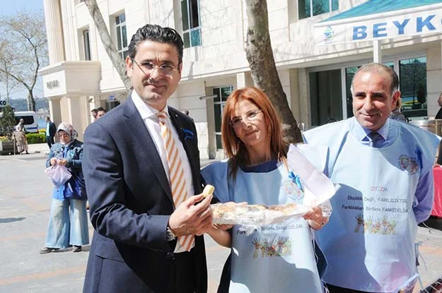 Otizm farkındalık haftası dolayısıyla Beykozlular, Belediye Meydanı'nda bir araya geldi.