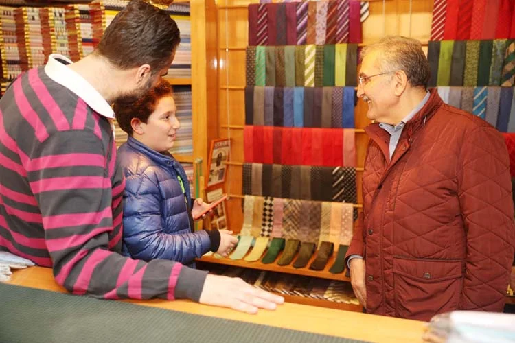 Beykoz'un Çubuklu semtine bağlı Dedeoğlu mevki'inde esnafı ziyaret eden AK