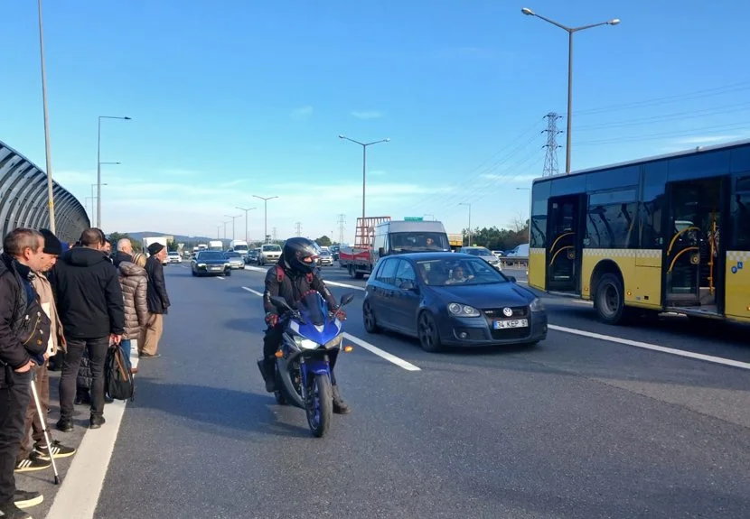 Beykoz otobüsünde felaket... Seyir halinde lastiği patladı 1 oto2 aYmG1K r16