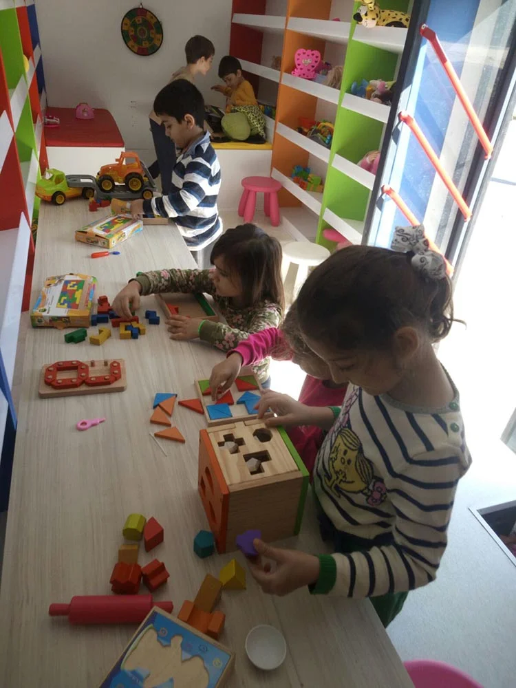 Beykoz Belediyesi’nin çocuklar için hazırladığı oyuncak otobüsü okul okul gezerek