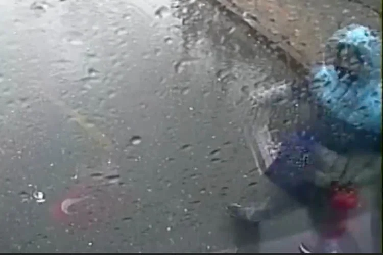 Beykoz-Mecidiyeköy seferini gerçekleştirdiği sırada bir kişi otobüse parası yetmeyince abonman