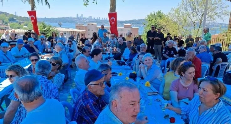 Beykoz’un köklü okullarından Ferit İnal Anadolu Lisesi’nin mezunları okul bahçesinde