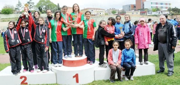 Puanlı atletizm müsabakalarında, atletizm Beykoz'un markalaşan okulu Paşabahçe Ortaokulu almış