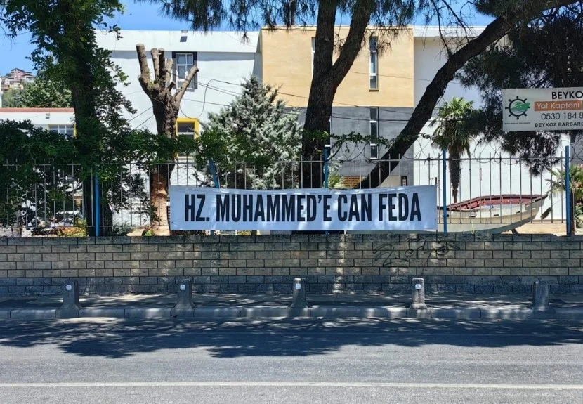 Leman dergisinin yayınladığı karikatürün ardından Beykoz sokaklarına Hz. Muhammed'e can