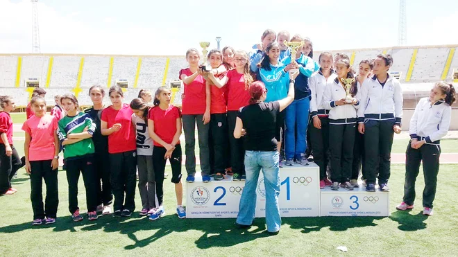 İzmir’deki Atletizm Anadolu Yıldızları Ligi Final Müsabakaları’nda Paşabahçe Ortaokulu sporcuları