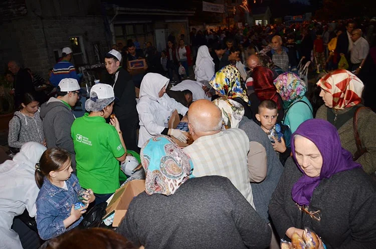Beykoz Paşabahçe’de kurulan sokak iftarındaki canlı yayında konuşan Belediye Başkanı