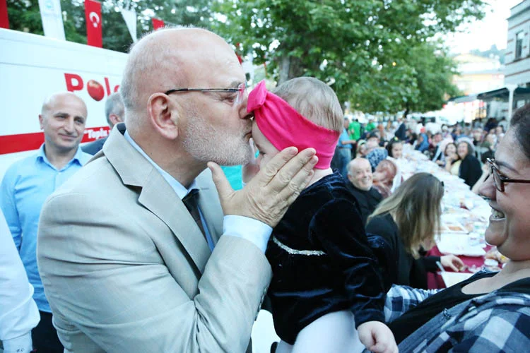 Beykoz Belediyesi, sokak iftarı geleneğini kurduğu sofralarla devam ettiriyor.