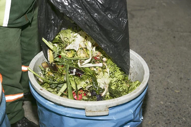 Beykoz'da pazarlardan toplanan organik atıklar büyük kompost makinelerinde kolayca işlenerek,