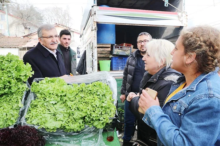 Yalıköy pazarına girerek esnafı ziyaret eden AK Parti Beykoz Belediye