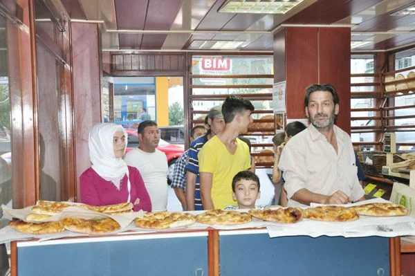 Beykozlular Ramazan'da oruçlarını ekmek değil pideyle açıyorlar