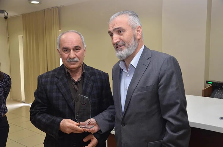 Taşeron emekliler plaketle uğurlandı 1 plaket 4 KmuhuZUEe3