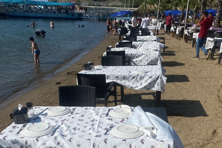 Beykoz Poyrazköy Plajı'nın çevredeki işletmelerce işgal edilerek vatandaşın kullanacağı alan