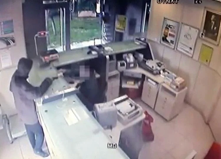 Beykoz Anadoluhisarı’nda PTT şubesine silahla gelerek soygun yapan şüpheli önce