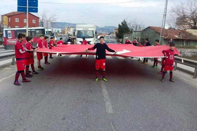 Beykoz Rüzgarlıbahçesporlu oyuncular üst geçit yapılması ve yetkililerin dikkatini çekmek