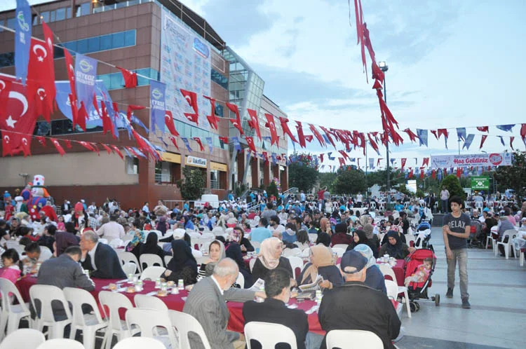 Onbir ayın Sultanı Ramazan geldi ve Beykoz Belediye Meydanı'ndaki sofrada