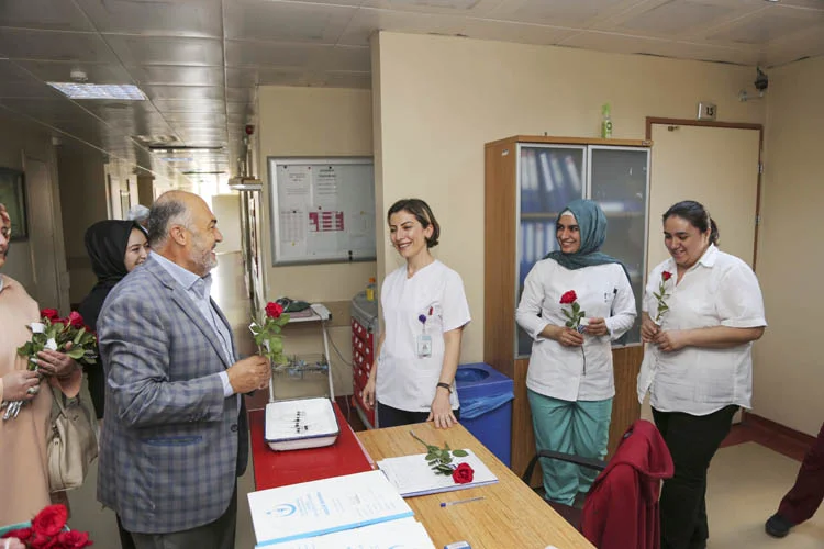Çelikbilek’in talimatıyla ilçedeki hastaneleri düzenli  olarak ziyaret eden Başkan