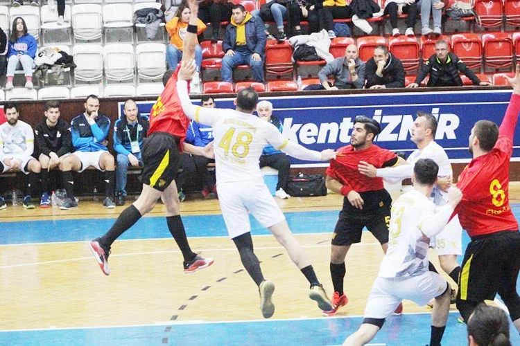 THF Erkekler Hentbol Süper Liginde ilk yarıyı 2 puanlık farkla