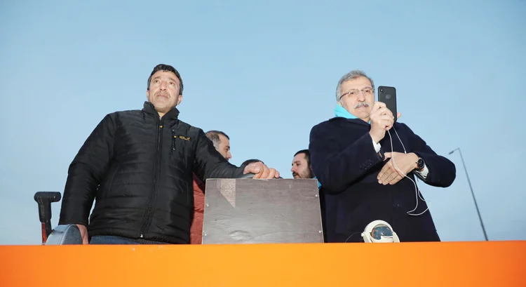 Balıkçı teknesi ile Riva Deresi'ne açılan AK Parti adayı Murat