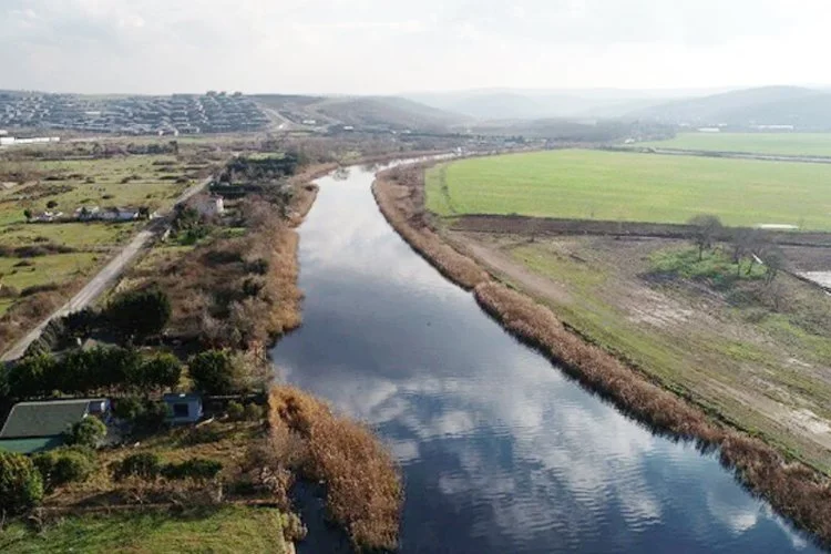 Beykoz'un turizme açılan kapısı olarak nitelendirilen Riva Deresi simsiyah oldu.