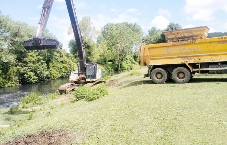 İBB, DSİ sorumluluğundaki Riva Deresi’nde temizlik çalışmalarının yanı sıra kolektör