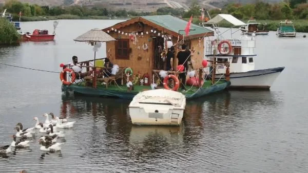 Beykoz Riva Deresi üzerinde yüzen ev yaptılar 4 riva yuzen ev Myrg2N Fg5