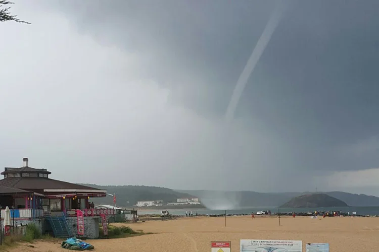 Beykoz Riva'da sabah saatlerinde başlayan sağanak yağmurla birlikte hortum meydana