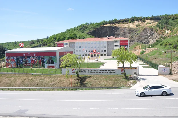 Beykoz TFF Meral-Celal Aras Spor Lisesi'ni ziyarete gelen Bakan Nabi