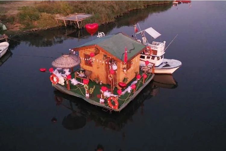 Beykoz'un tek yüzen evini hafriyatçı Hamdullah Aksoy Beykoz Riva Deresi