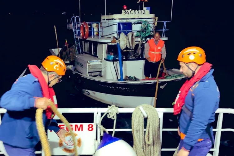Beykoz Riva açıklarında arızalanan teknede mahsur kalan 2 kişi düzenlenen